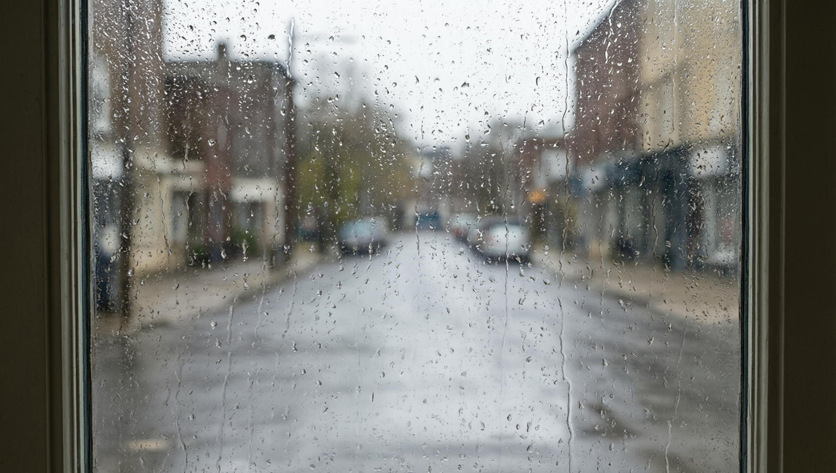雨滴玻璃窗外的模糊街景